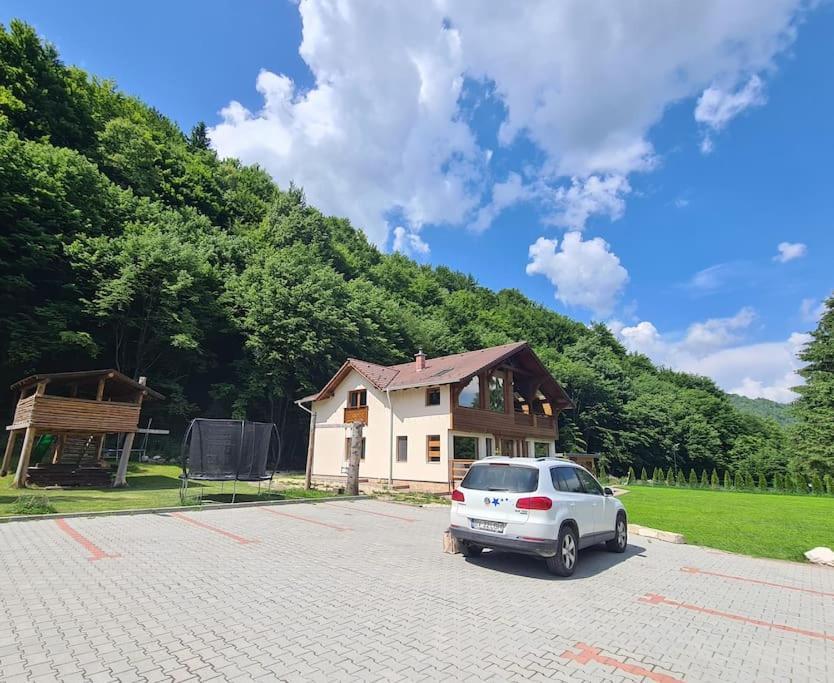 Pensiune Subcrai Cu Centru Spa Zărneşti Exteriör bild
